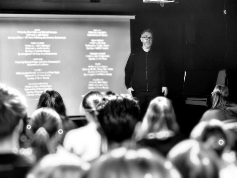 Wspólnie patrzymy, różnie interpretujemy, czyli o tym, co dzieje się w ciemnościach sali teatralnej…